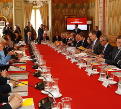 Su Majestad el Rey durante el transcurso de la reunión