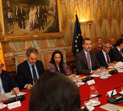 Su Majestad el Rey durante el transcurso de la reunión del Patronato del real Instituto Elcano