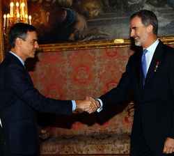 Su Majestad el Rey a su llegada al Palacio Real de Madrid recibe el saludo del presidente del Gobierno en funciones y del ministro de Asuntos Exterior