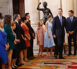 La Familia Real a su llegada al Salón de Columnas del Palacio Real de Madrid