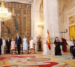 La Familia Real durante la interpretación del Himno Nacional por un cuarteto de cuerda integrado por jóvenes músicos de la Escuela Superior de Música 