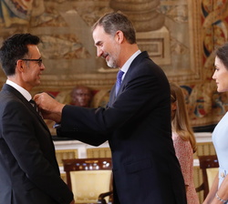 Su Majestad el Rey impone la condecoracion de la Orden del Mérito Civil a Don Albano de Alonso Paz