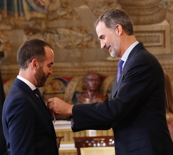 Su Majestad el Rey impone la condecoracion de la Orden del Mérito Civil a Don Abel Zardoya Santos
