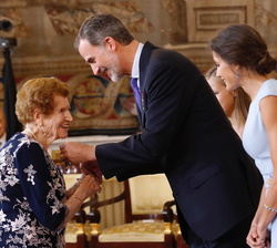 Su Majestad el Rey impone la condecoracion de la Orden del Mérito Civil a Doña Clotilde Venial Gómez