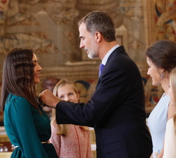 Su Majestad el Rey impone la condecoracion de la Orden del Mérito Civil a Doña Natalia Díaz Martín