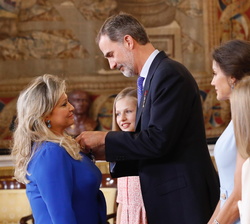 Su Majestad el Rey impone la condecoracion de la Orden del Mérito Civil a Doña María del Carmen Chaparro Medina