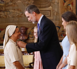 Su Majestad el Rey impone la condecoracion de la Orden del Mérito Civil a Sor Mónica de Juan