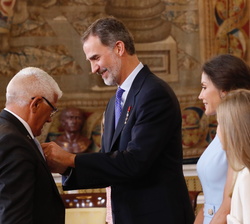 Su Majestad el Rey impone la condecoracion de la Orden del Mérito Civil a Don José Antonio Gómez Castro, "Joselito"