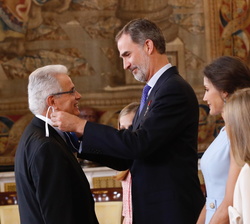 Su Majestad el Rey impone la condecoracion de la Orden del Mérito Civil a Don Ramón Cugat Bertomeu