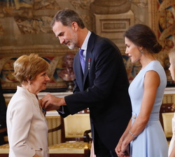 Su Majestad el Rey impone la condecoracion de la Orden del Mérito Civil a Doña María de los Ángeles Álvarez Martínez, "Marigel"