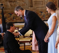 Su Majestad el Rey impone la condecoracion de la Orden del Mérito Civil a Don Federico Crespo Nomen