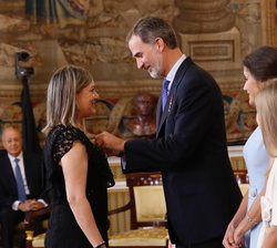 Su Majestad el Rey impone la condecoracion de la Orden del Mérito Civil a Doña Nuria Robles Gallego