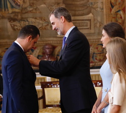 Su Majestad el Rey impone la condecoracion de la Orden del Mérito Civil a Don Diego Jiménez García