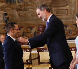 Su Majestad el Rey impone la condecoracion de la Orden del Mérito Civil a Don Elías Suárez García