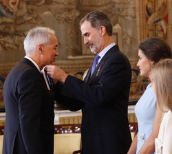 Su Majestad el Rey impone la condecoracion de la Orden del Mérito Civil a Don Froilan Sevilla Martínez