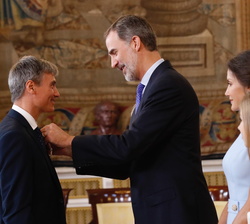 Su Majestad el Rey impone la condecoracion de la Orden del Mérito Civil a Don Jivko Vassilev Beydov