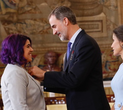 Su Majestad el Rey impone la condecoracion de la Orden del Mérito Civil a Doña Nerea Luis Mingueza