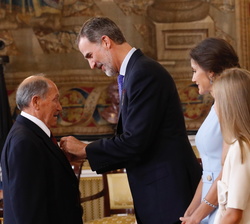 Su Majestad el Rey impone la condecoracion de la Orden del Mérito Civil a Don Juan Antonio Griñán Nícolás