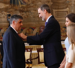 Su Majestad el Rey impone la condecoracion de la Orden del Mérito Civil a Don Francesc Isbert Vaquer