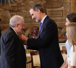 Su Majestad el Rey impone la condecoracion de la Orden del Mérito Civil a Don Ignacio Micolau Adell