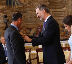 Su Majestad el Rey impone la condecoracion de la Orden del Mérito Civil a Don Ricardo Vicente Corredera