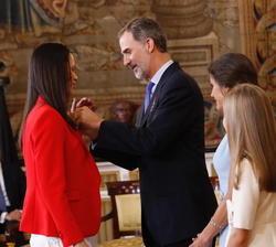 Su Majestad el Rey impone la condecoracion de la Orden del Mérito Civil a Doña Daniella Da Silva