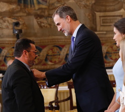 Su Majestad el Rey impone la condecoracion de la Orden del Mérito Civil a Don Miquel Galmés Galmés