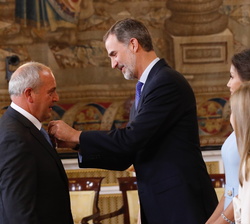 Su Majestad el Rey impone la condecoracion de la Orden del Mérito Civil a Don Miquel Montoro Mascaró