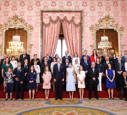 Fotografía de grupo de la Familia Real con los condecorados con la Orden del Mérito Civil