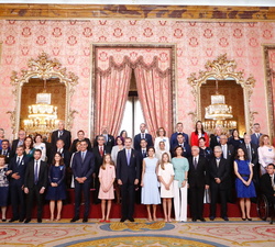 Fotografía de grupo de la Familia Real acompañados por el presidente del Gobierno en funciones, el ministro de Asuntos Exteriores, Unión Europea y Coo