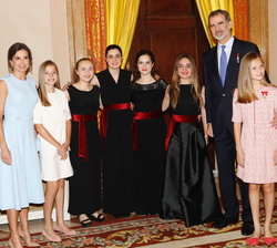 Fotografía de grupo de la Familia Real con el cuarteto de cuerda integrado por jóvenes de la Escuela Superior de Música Reina Sofía, que interpretaron
