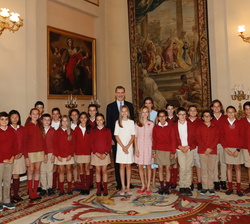 Fotografía de grupo de la Familia Real con los alumnos de 6º de primaria del Colegio de Educación Infantil y Primaria “Infanta Leonor”, qu