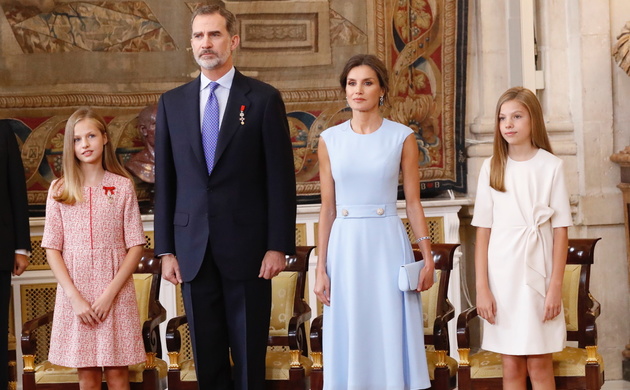 Sus Majestades los Reyes, acompañados por Sus Altezas Reales la Princesa de Asturias y la Infanta Doña Sofía, durante la interpretación del Himno Naci
