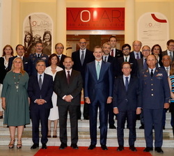 Su Majestad el Rey junto a las autoridades, miembros del patronato de la Fundación ENAIRE, Círculo de Bellas Artes, patrocinadores y representantes de