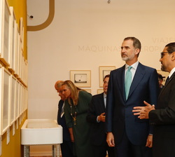 Don Felipe recibe explicación sobre la exposición de Ángel Sánchez, comisario de la exposición