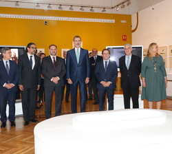 Su Majestad el Rey junto a las autoridades asistentes, durante su visita a la exposición