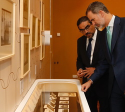 Don Felipe contempla una vitrina durante su recorrido por la exposición
