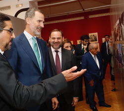 Don Felipe recibe una explicación de las fotografías expuestas
