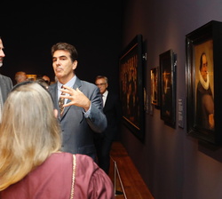 Su Majestad el Rey durante su recorrido por la exposición