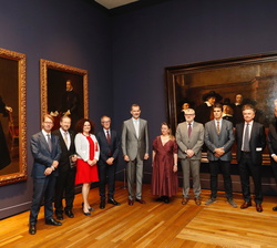 Fotografía de grupo junto al cuadro "Los oficiales del gremio de pañeros" de Rembrandt