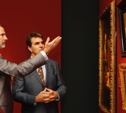 Su Majestad el Rey durante su recorrido por la muestra