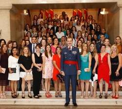 Don Felipe con las personas acompañantes de los alumnos del curso