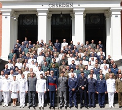Su Majestad el Rey junto a los alumnos del XX Curso de Estado Mayor de la Escuela Superior de las Fuerzas Armadas