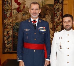 Su Majestad el Rey junto al número uno del curso, el capitán de Corbeta, Juan Carlos Prada Pardal
