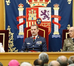 Su Majestad el Rey preside la entrega de diplomas a los alumnos graduados en el XX Curso de Estado Mayor de la Escuela Superior de las Fuerzas Armadas