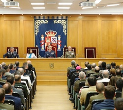 Su Majestad el Rey durante las palabras del director de la Escuela Superior del las Fuerzas Armadas, Francisco de Paula Bisbal Pons