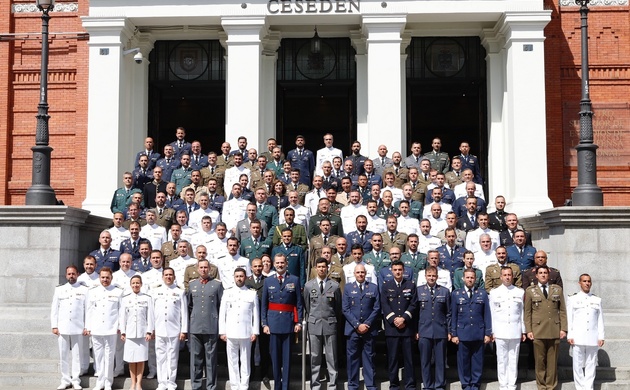 Su Majestad el Rey junto a los alumnos del XX Curso de Estado Mayor de la Escuela Superior de las Fuerzas Armadas