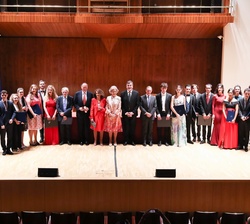 Su Majestad la Reina Doña Sofía junto a los becados de Juventudes Musicales de Madrid de ampliación de estudios en el extranjero, destinadas a estudia
