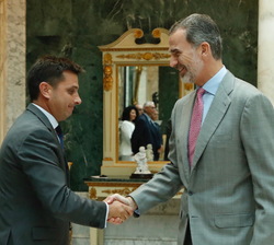 Su Majestad el Rey recibe el saludo del decano del Colegio de Abogados de Tarragona, Manel Albiac Cruxent