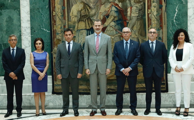 Su Majestad el Rey junto a la representación del Ilustre Colegio de Abogados de Tarragona
